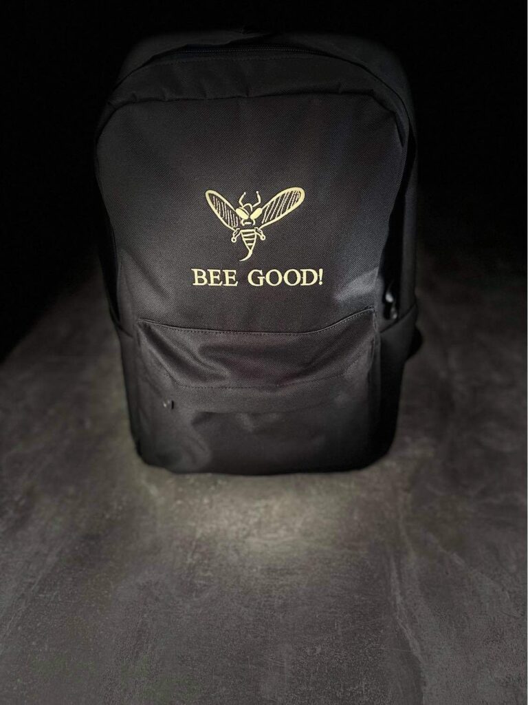 Czarny plecak z wyhaftowanym złotym logo BEE GOOD. Projektowanie od zera i prototypowanie plecaków dla marek prywatnych.