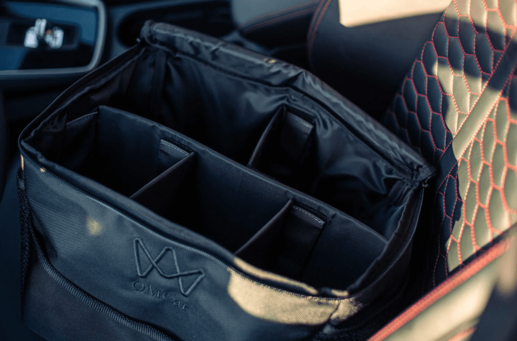 Wnętrze czarnego organizera do bagażnika z przegródkami na kosmetyki samochodowe. Szycie toreb dla branży auto detailingowej na zamówienie.