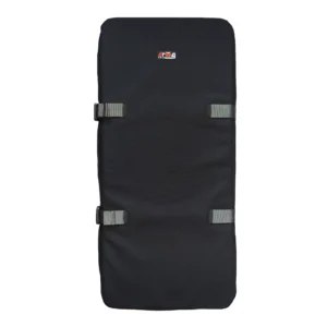 Czarna torba transportowa Armour PRO widoczna z góry. Widoczne cztery szare paski mocujące z klamrami oraz małe logo marki w górnej części. Gładka, techniczna tkanina zewnętrzna.