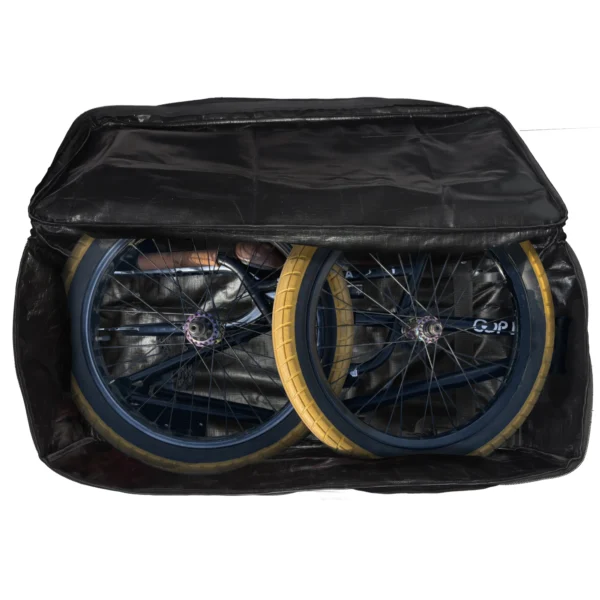 Wnętrze torby Armour PRO z zapakowanym rowerem BMX. Rama i koła z charakterystycznymi beżowymi oponami są zabezpieczone wewnątrz komory, co pokazuje dużą pojemność torby.